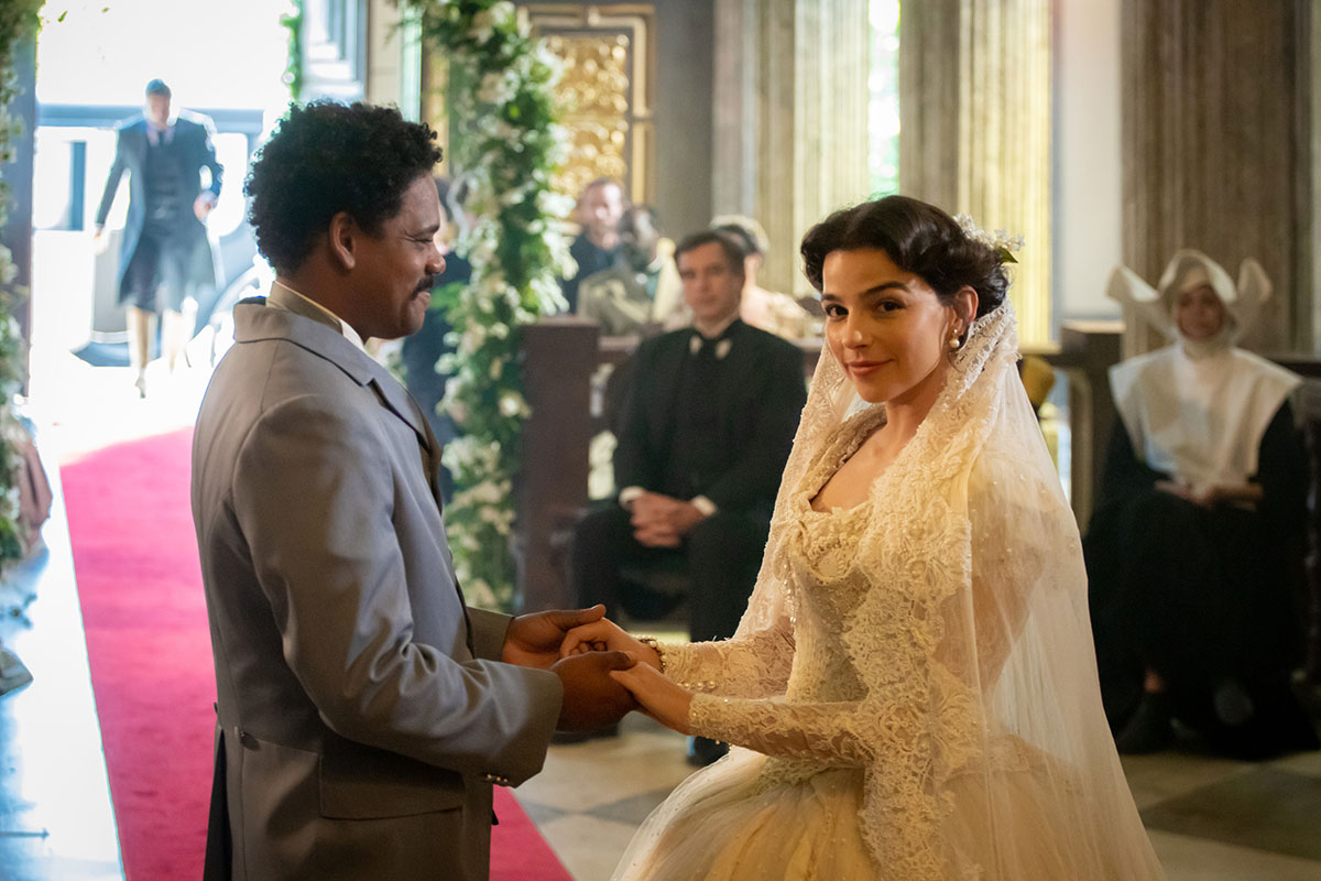 Samuel (Michel Gomes) e Pilar (Gabriela Medvedosvki) se casam em Nos Tempos do Imperador