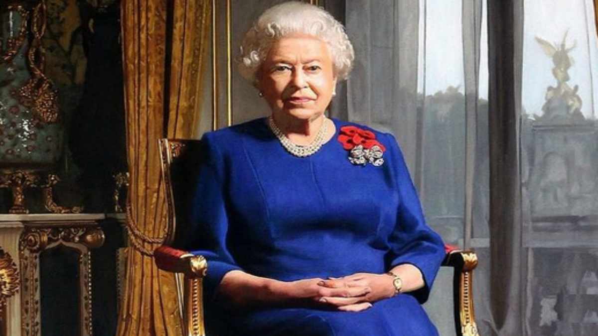Rainha Elizabeth II sentada no salão real