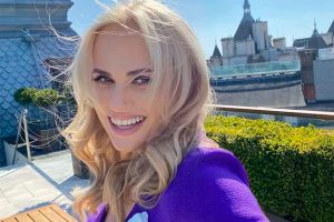 Rebel Wilson posando para selfie.