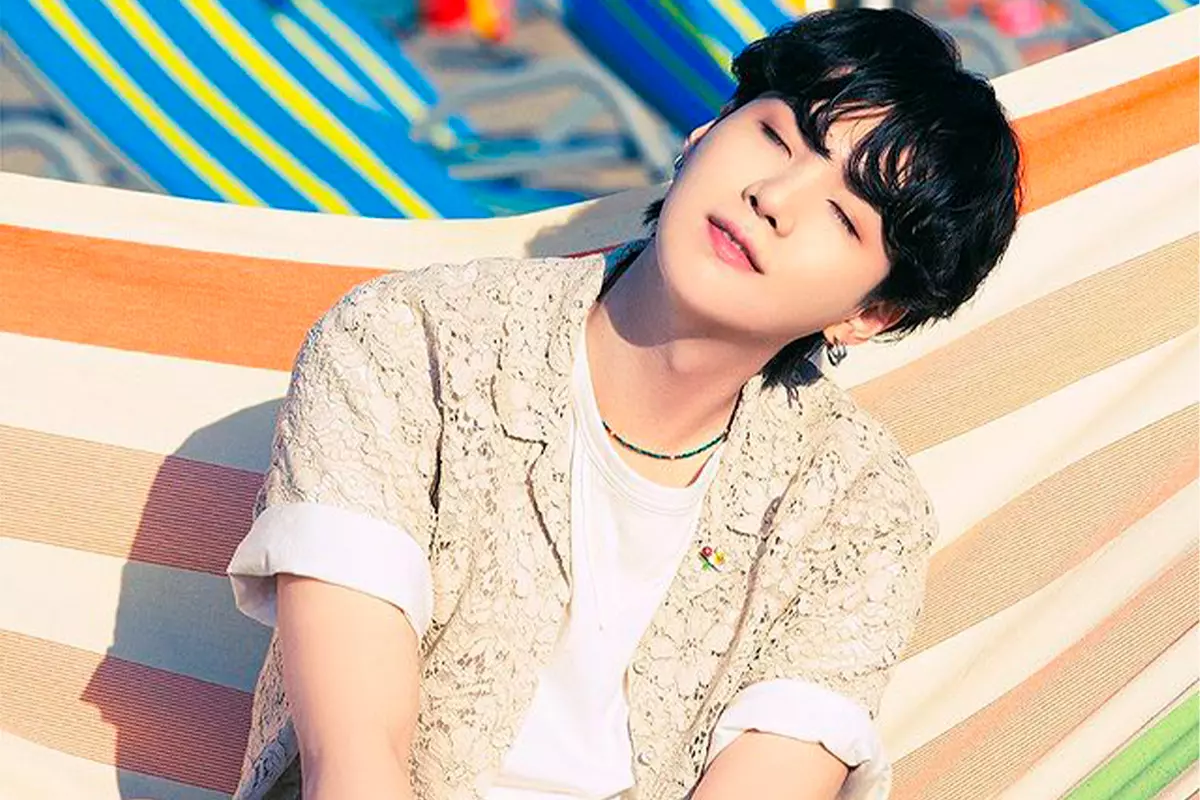 Suga, do BTS, posando para foto.