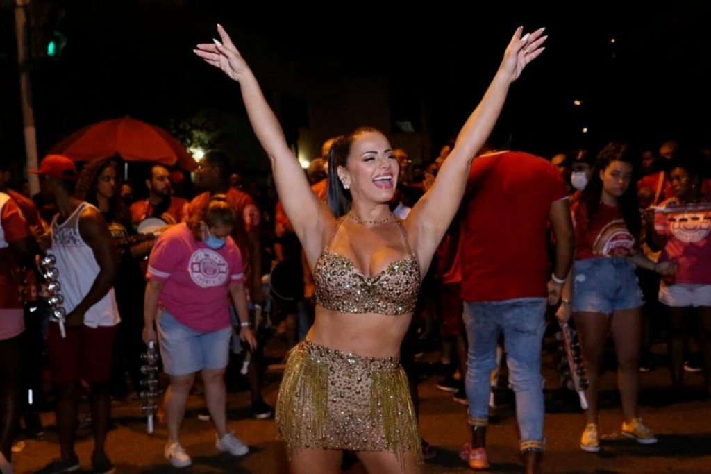 Viviane Araújo dá show de beleza e samba no pé no ensaio do Salgueiro