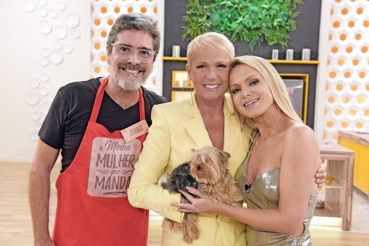 Xuxa Meneghel, Junno Andrade e Eliana com a cachorrinha Doralice