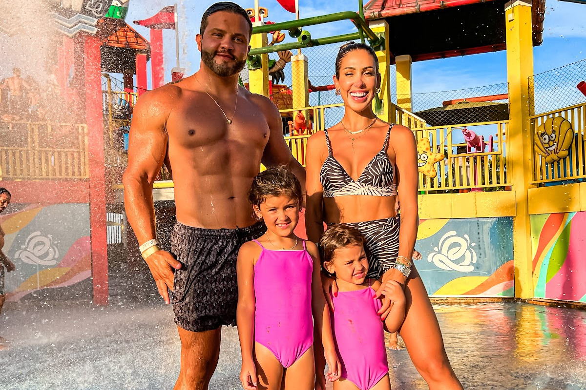 Bella Falconi com familia no Beach Park