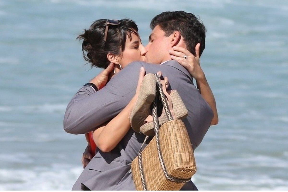 Lara beija Renato na praia
