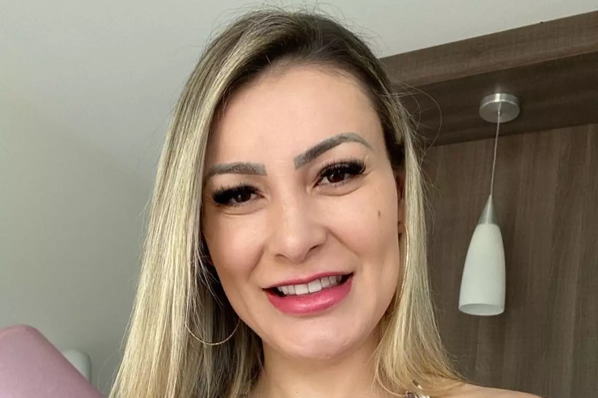 Andressa Urach em selfie, sorrindo