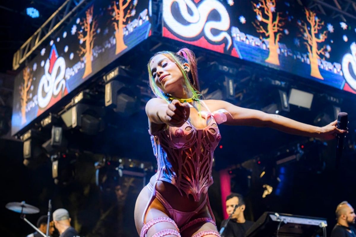 Anitta durante show de ensaio de bloco de Carnaval