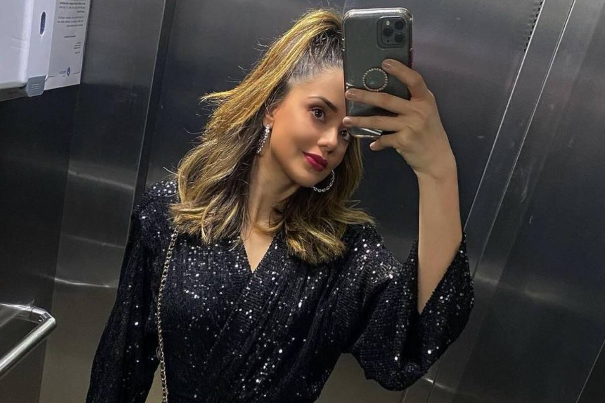 ariana melo tirando selfie no elevador com look colorido