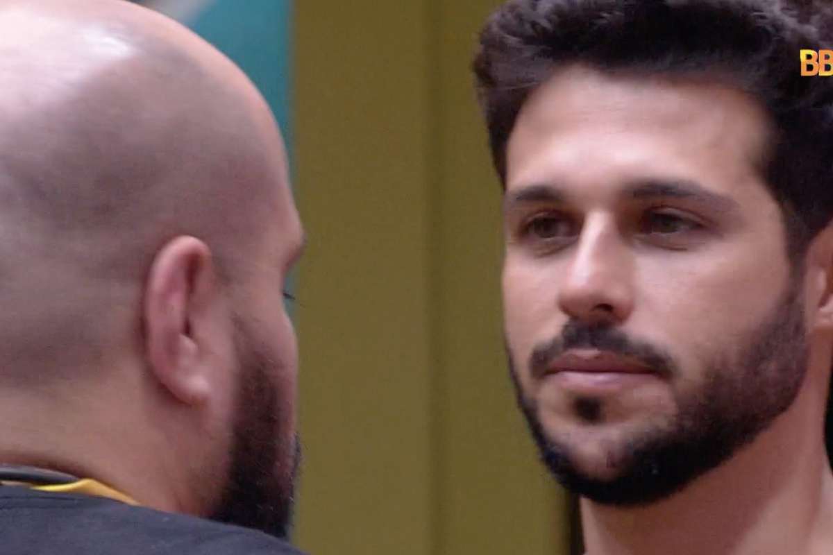 Tiago Abravanel foi atrás de Rodrigo para tentar justificar o motivo que votou nele, na formação. do segundo paredão da temporada