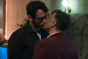 Beijo de Gigi (Rodrigo Fagundes) Bernardo (Bruno Fagundes) em 'Volta por Cima'