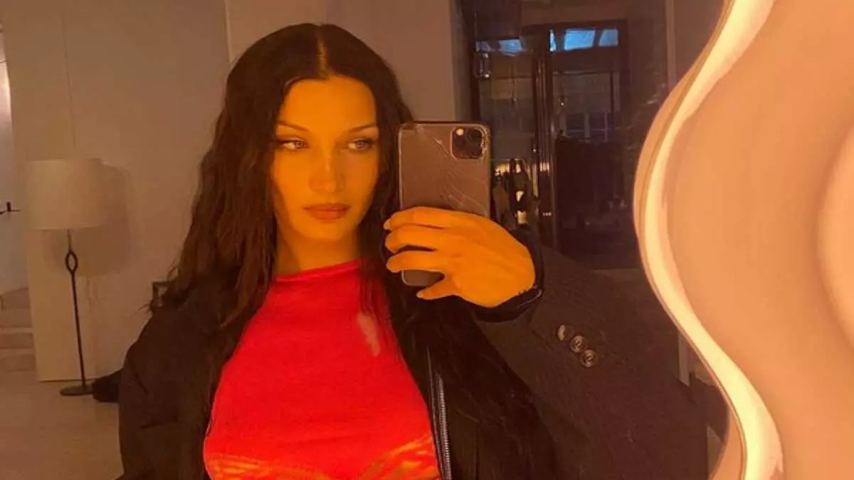 Paris Fashion Week: Bella Hadid viraliza ao ter vestido pintado ao corpo