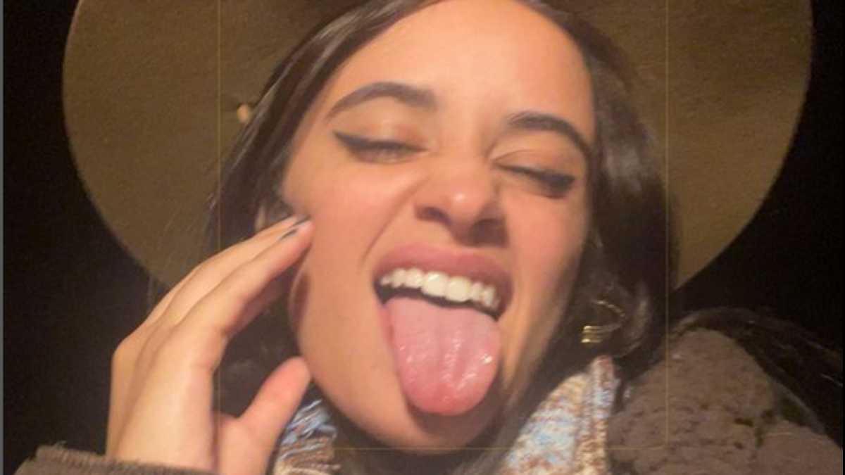 Camila Cabello mostrando a língua