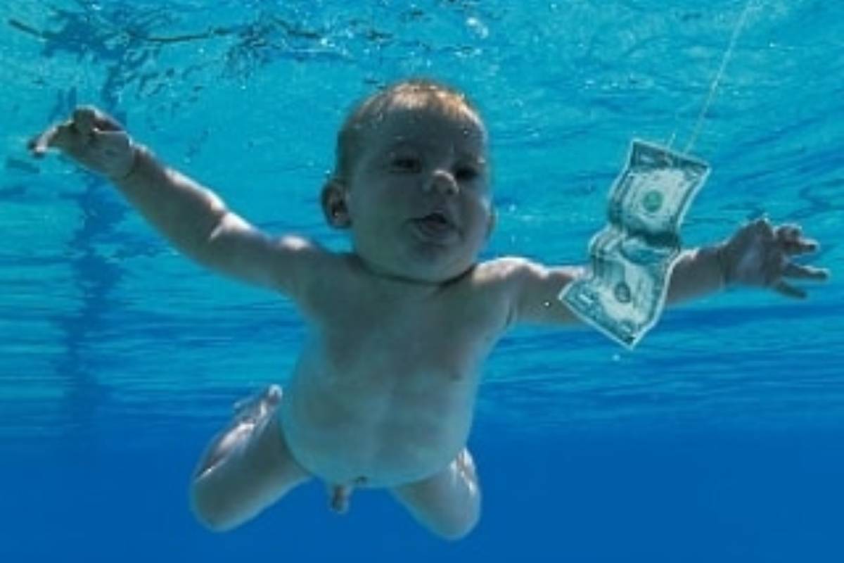 bebê nadando pelado atrás de dinheiro na capa do disco "nervermind" da banda nirvana