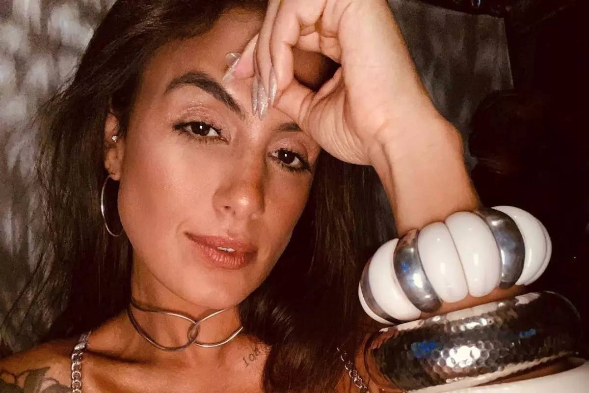 carol peixinho posando exibindo pulseiras grandes