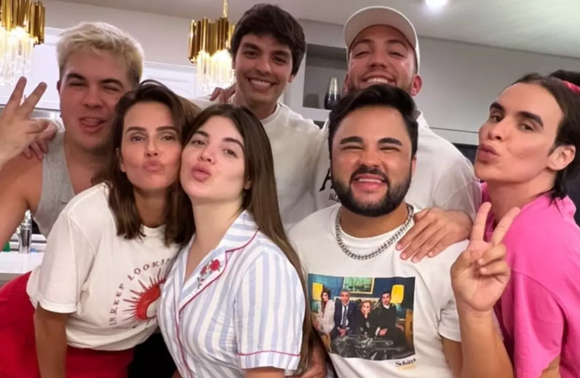 Deborah Secco aprende a dançar com influencers