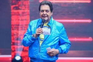 fausto silva sorrindo enquanto apresenta faustão na band