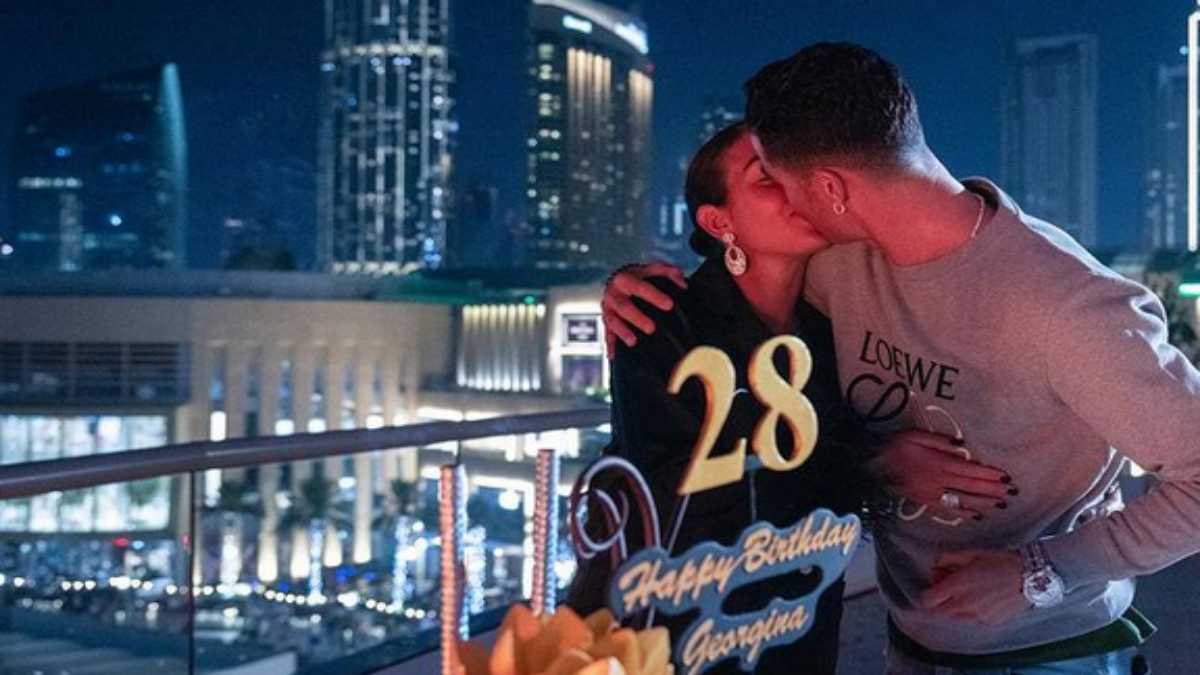 Georgina Rodríguez e Cristiano Ronaldo se beijam em Dubai