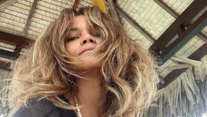 Halle berry, cabelos esvoaçantes