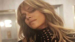 Halle Berry de blusa preta furadinha