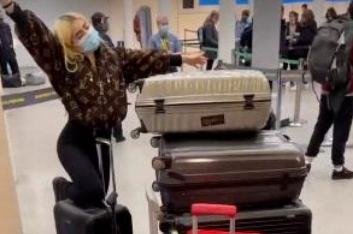 Jade Picon no aeroporto, com malas