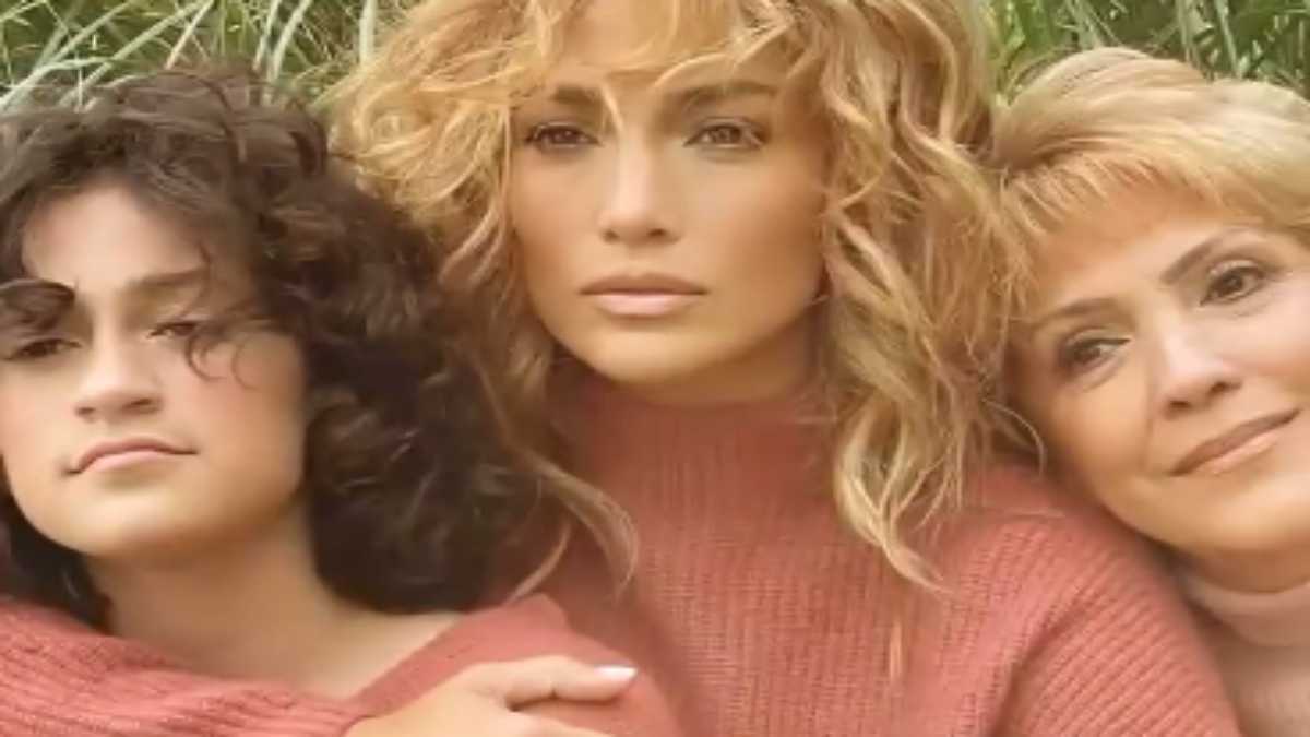 Jennifer Lopez com a mãe e a filha