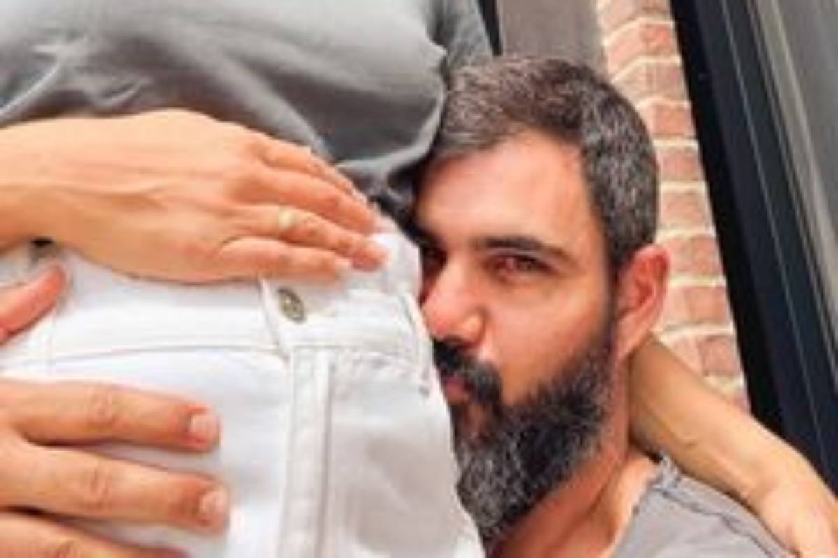 juliano cazarré beijando a barriga grávida da esposa letícia cazarré