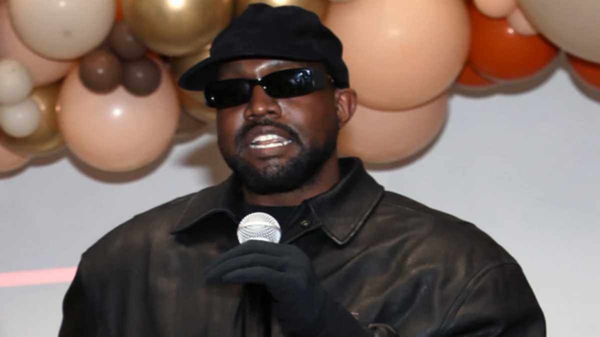 Kanye West de microfone na mão