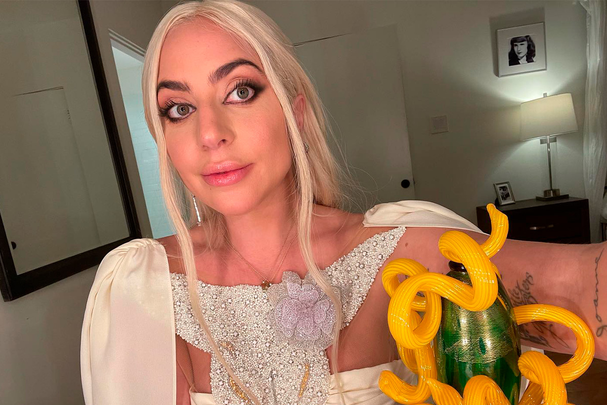 Lady Gaga posando para selfie