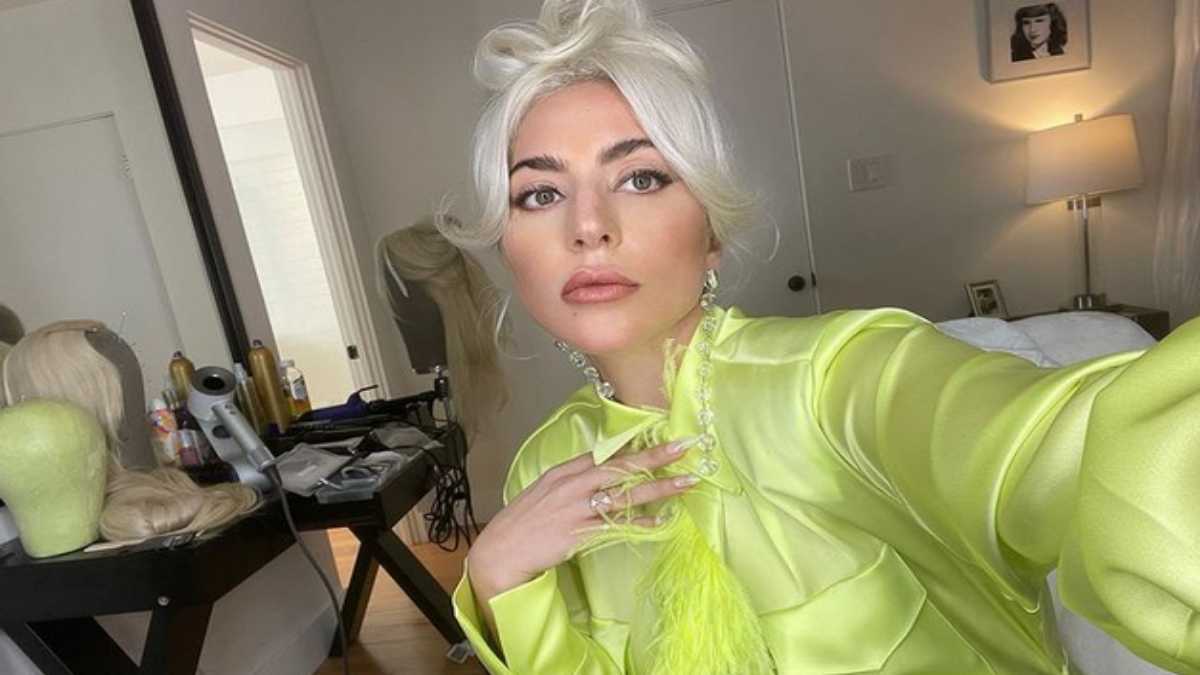 Lady Gaga de blusa verde