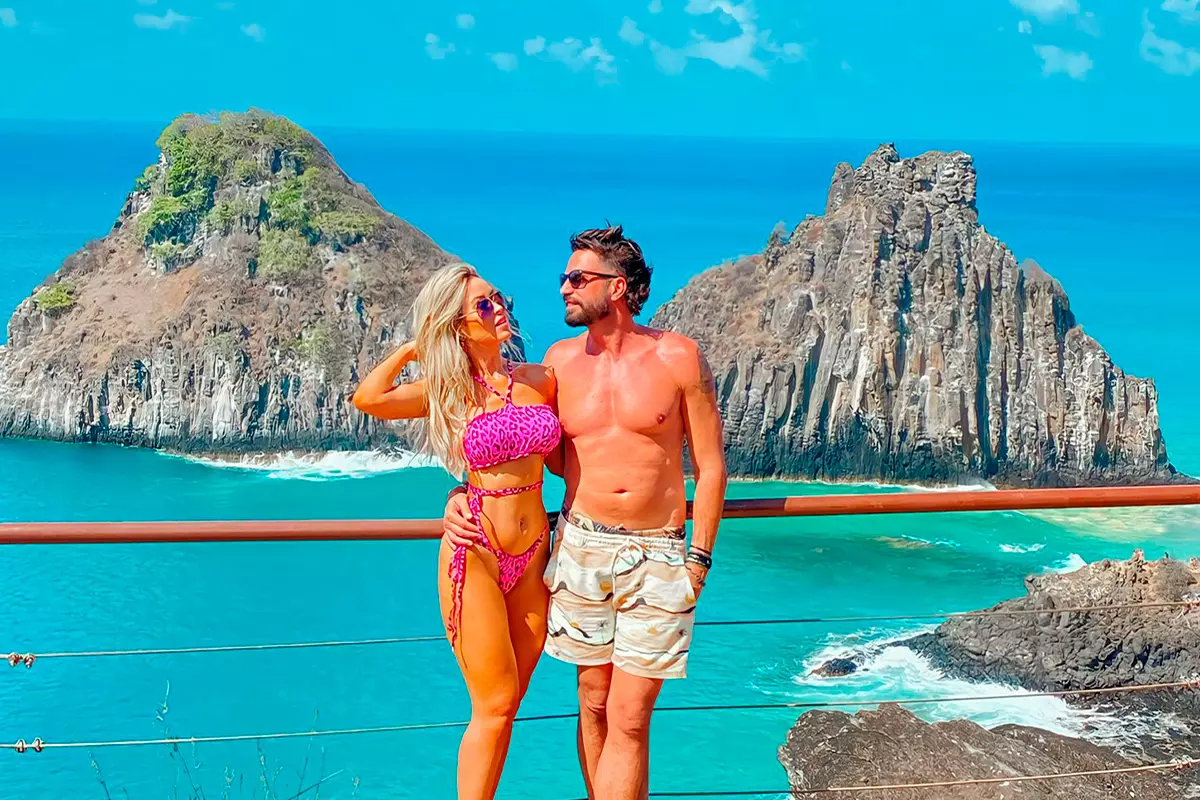 Latino e Rarbbie posando para foto em Fernando de Noronha