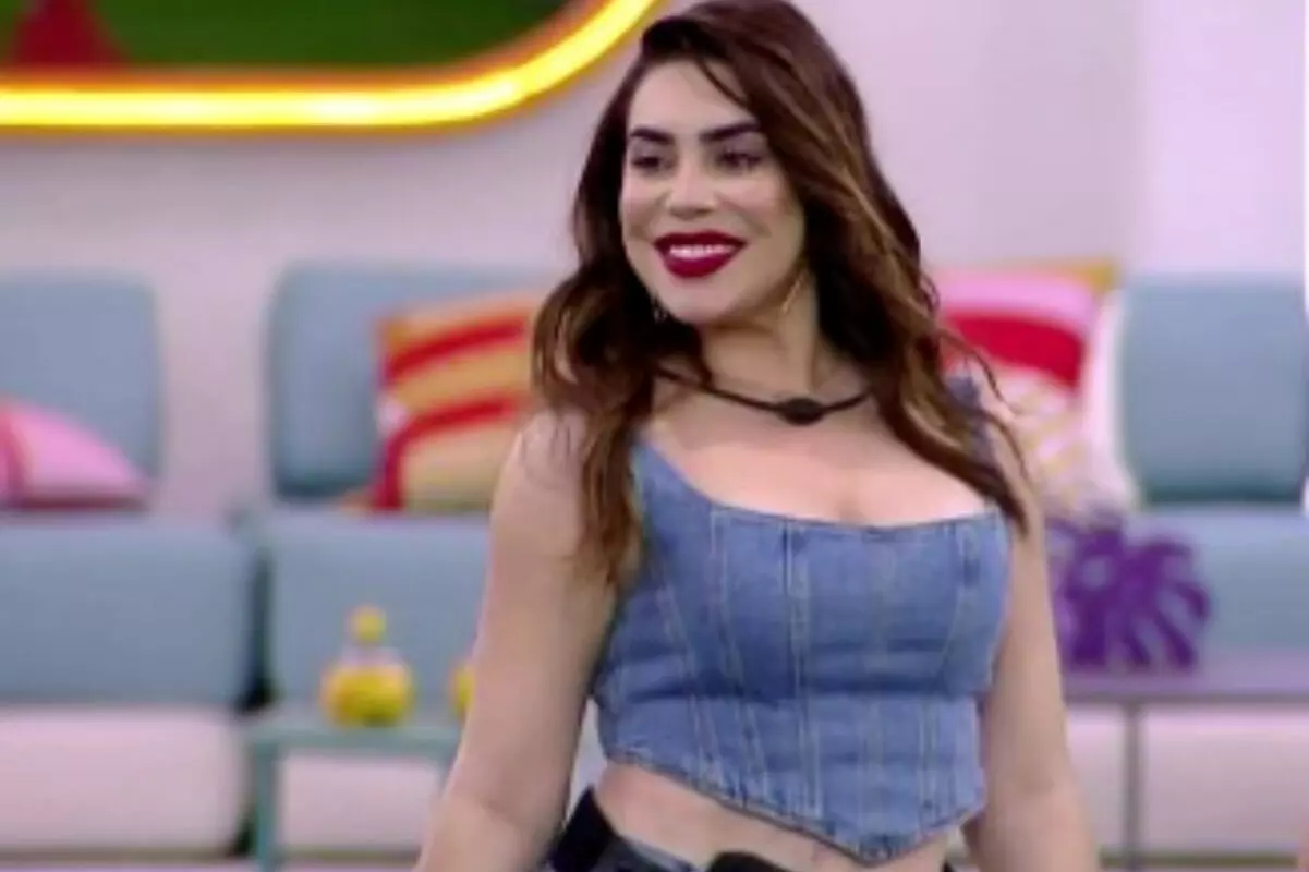 Naiara azevedo pagando peitinho