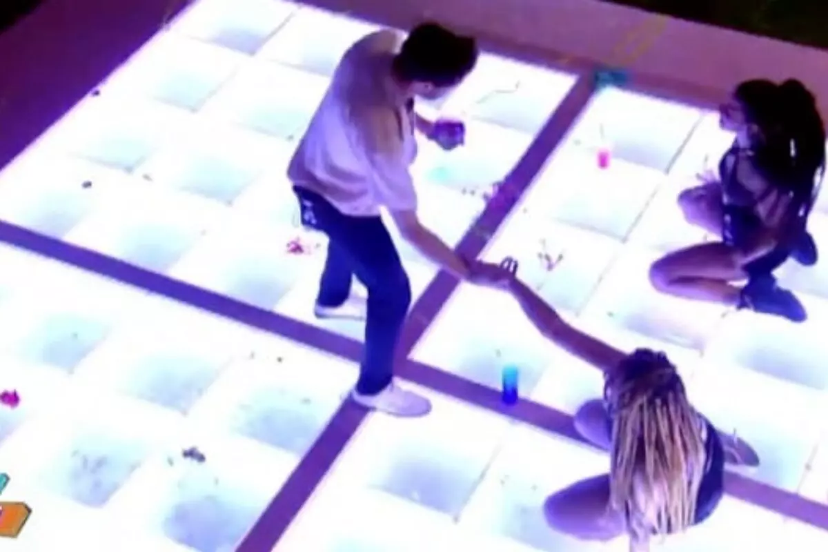 Natalia cai no chão e é amparada por Lucas
