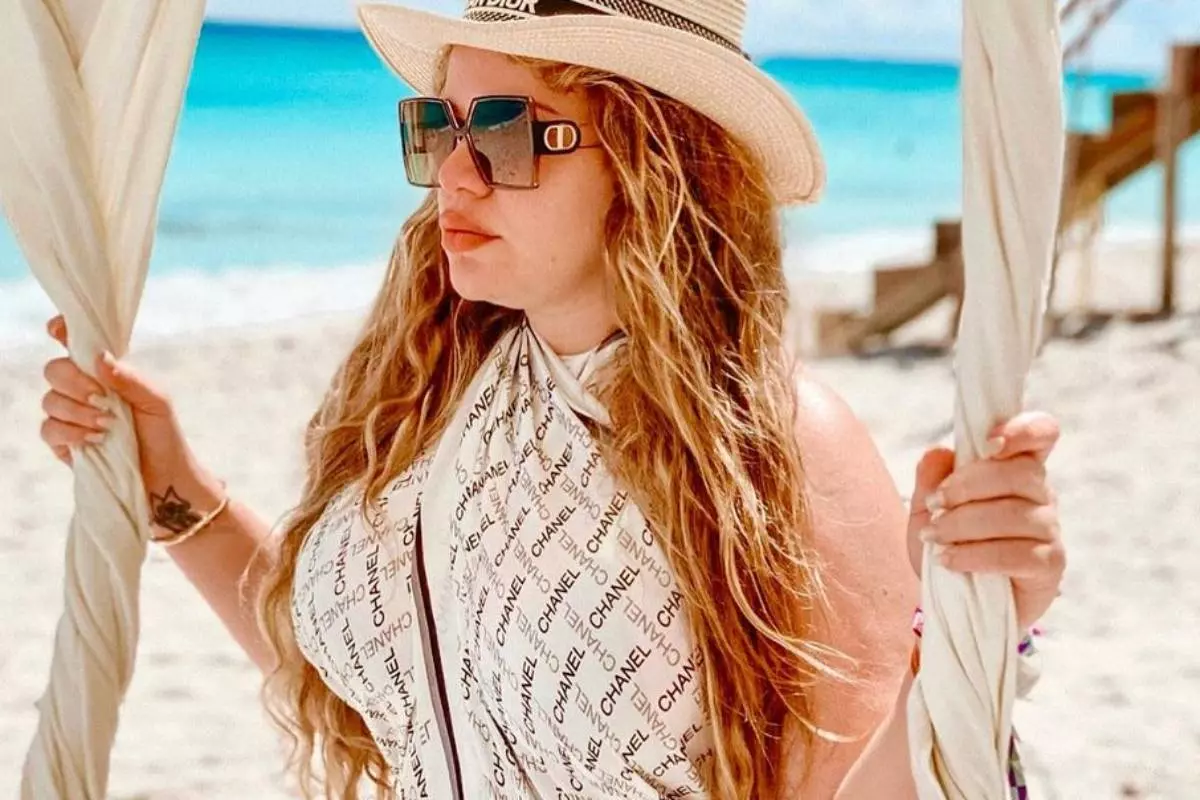 paulinha leite posando com roupas estilosas e claras na praia