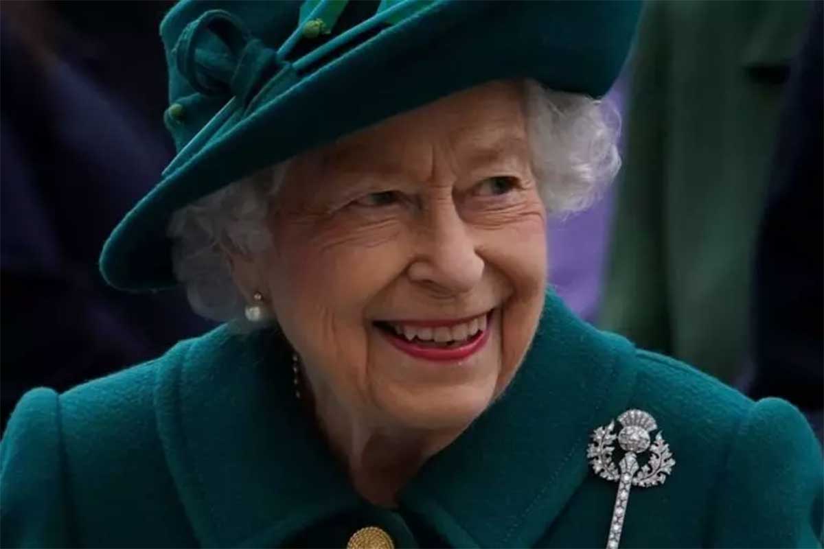 Rainha Elizabeth II de chapéu e roupa verde