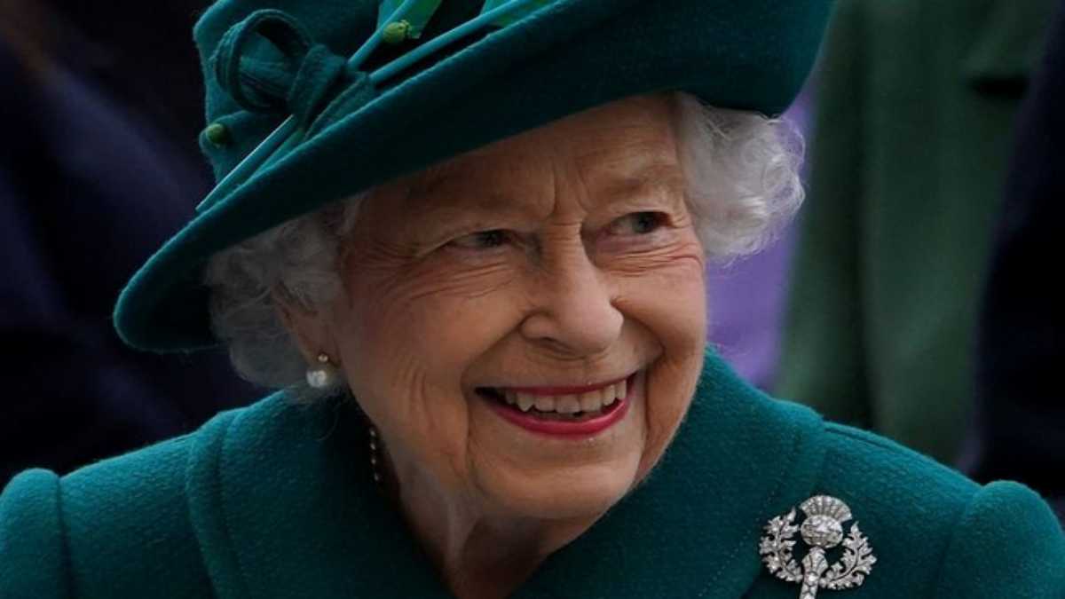 Rainha Elizabeth II sorrindo