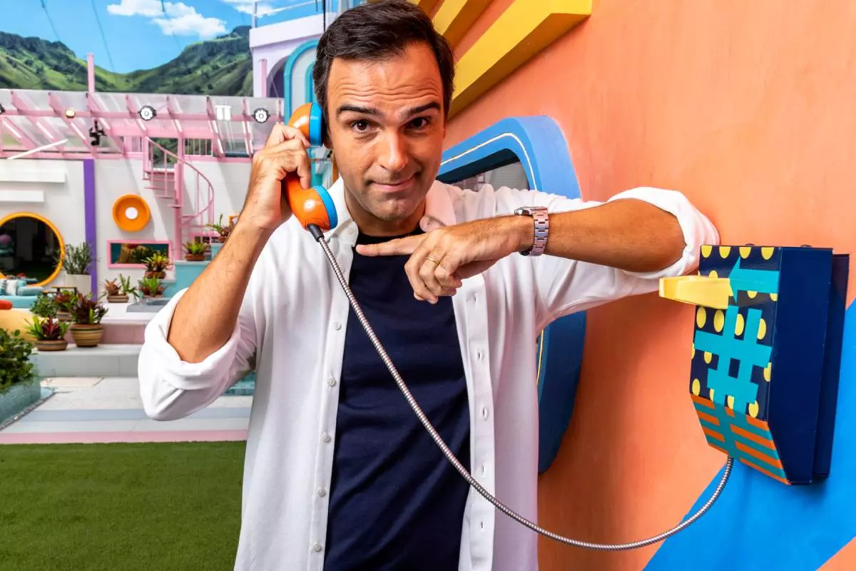 tadeu schmidt atendendo big fone laranja da casa do bbb22