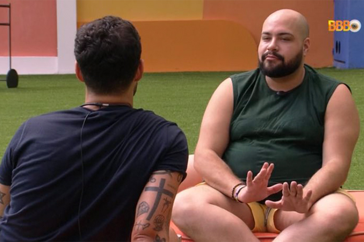 Tiago Abravanel e Rodrigo conversando em exibição do BBB22