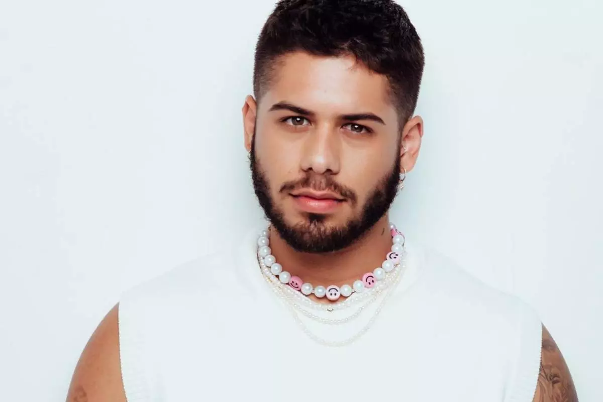 zé felipe posando de branco fazendo carão