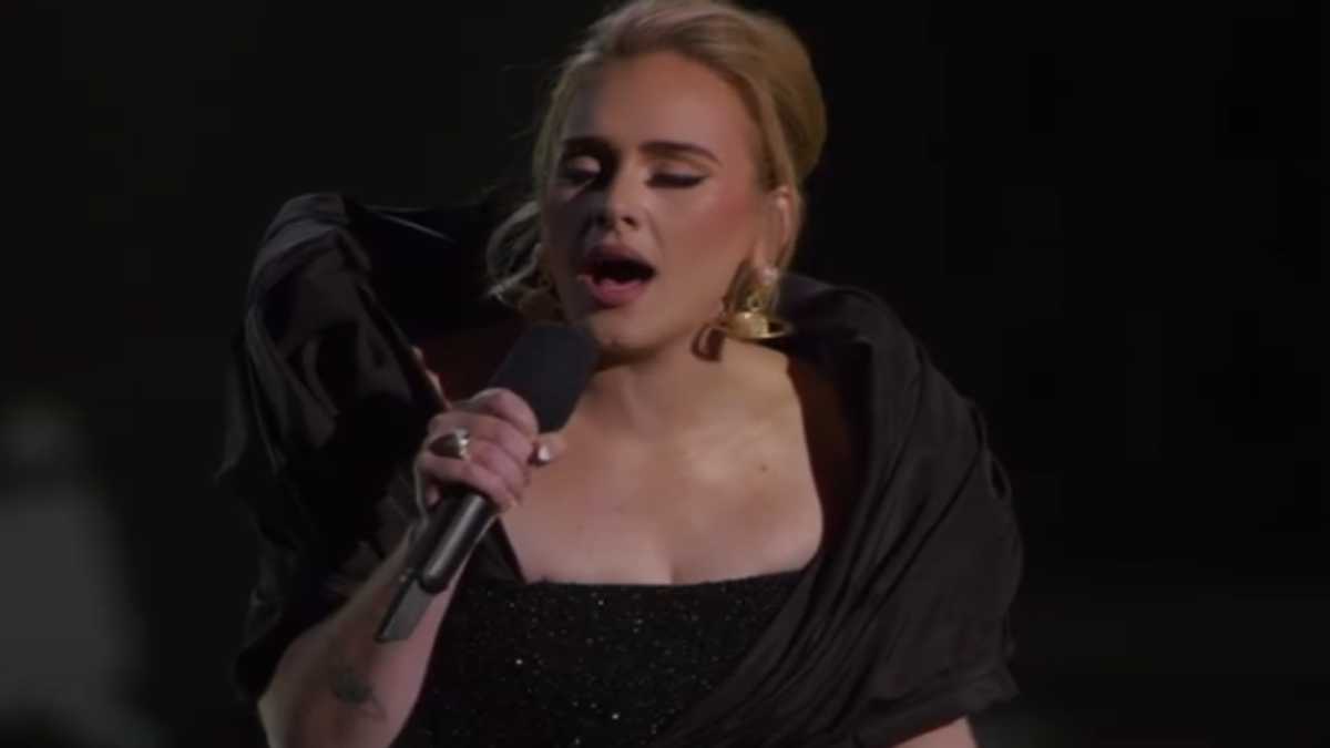 Adele cantando de vestido preto