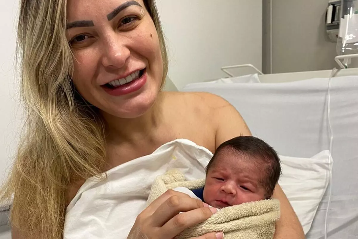 Andressa Urach com o filho Leon