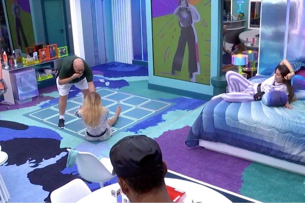 BBB22: Bárbara cai ao tentar brincar no quarto da líder