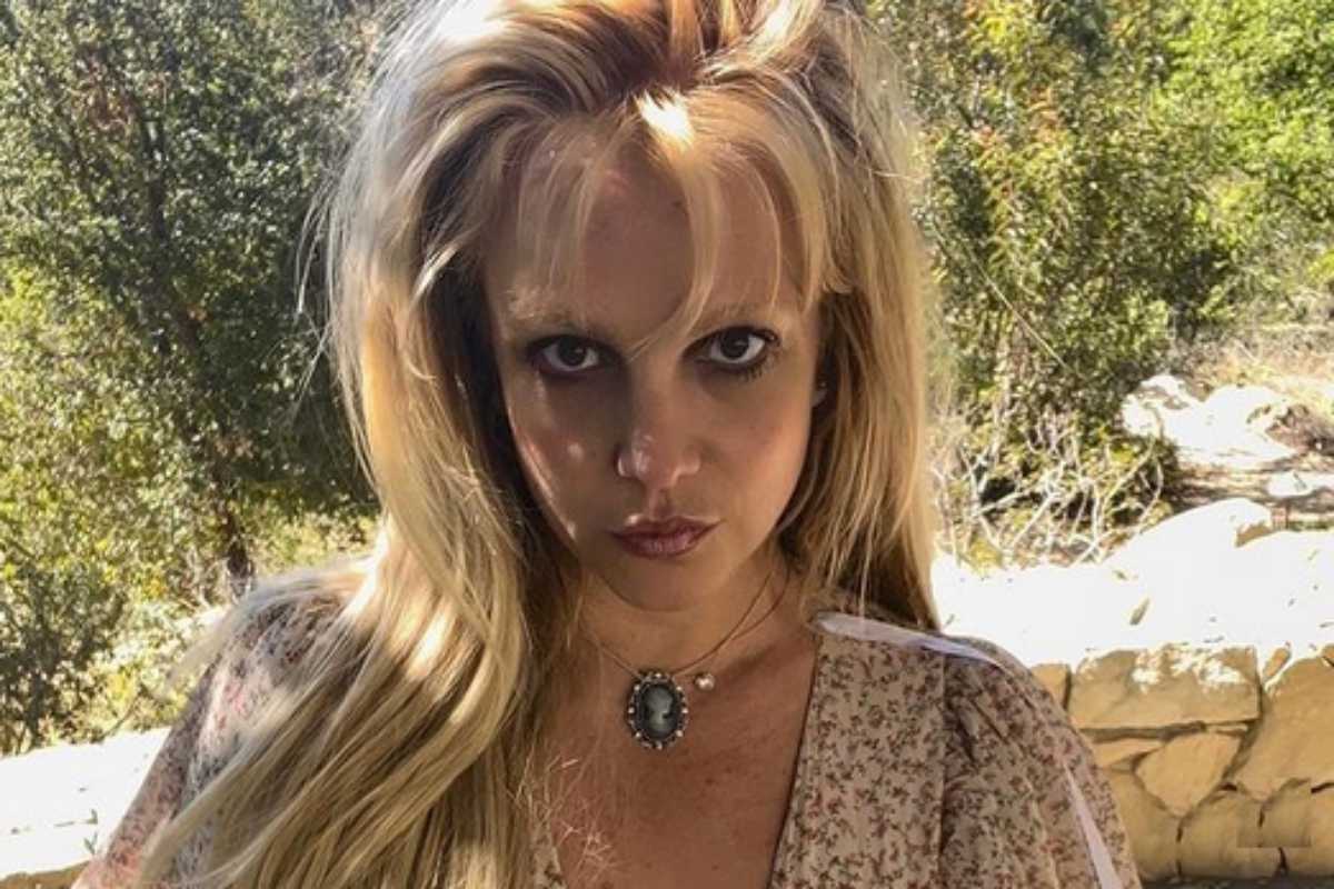 Britney Spears com cara séria