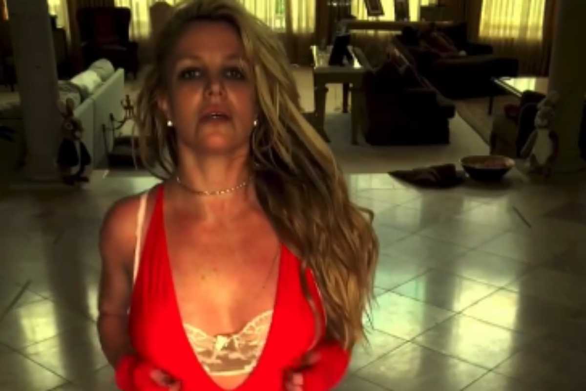 Britney Spears dançando de body vermelho