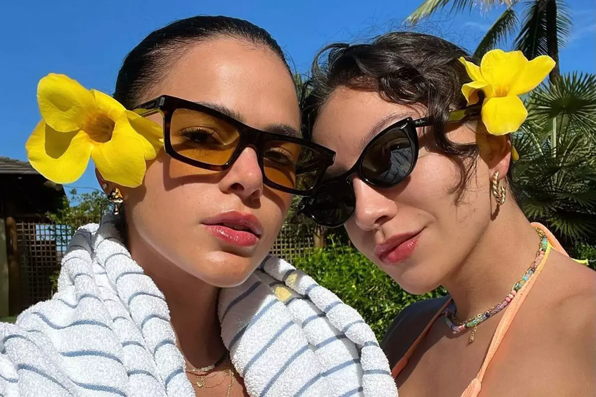 Bruna Marquezine e Priscilla Alcântara arrasam em cliques de biquíni