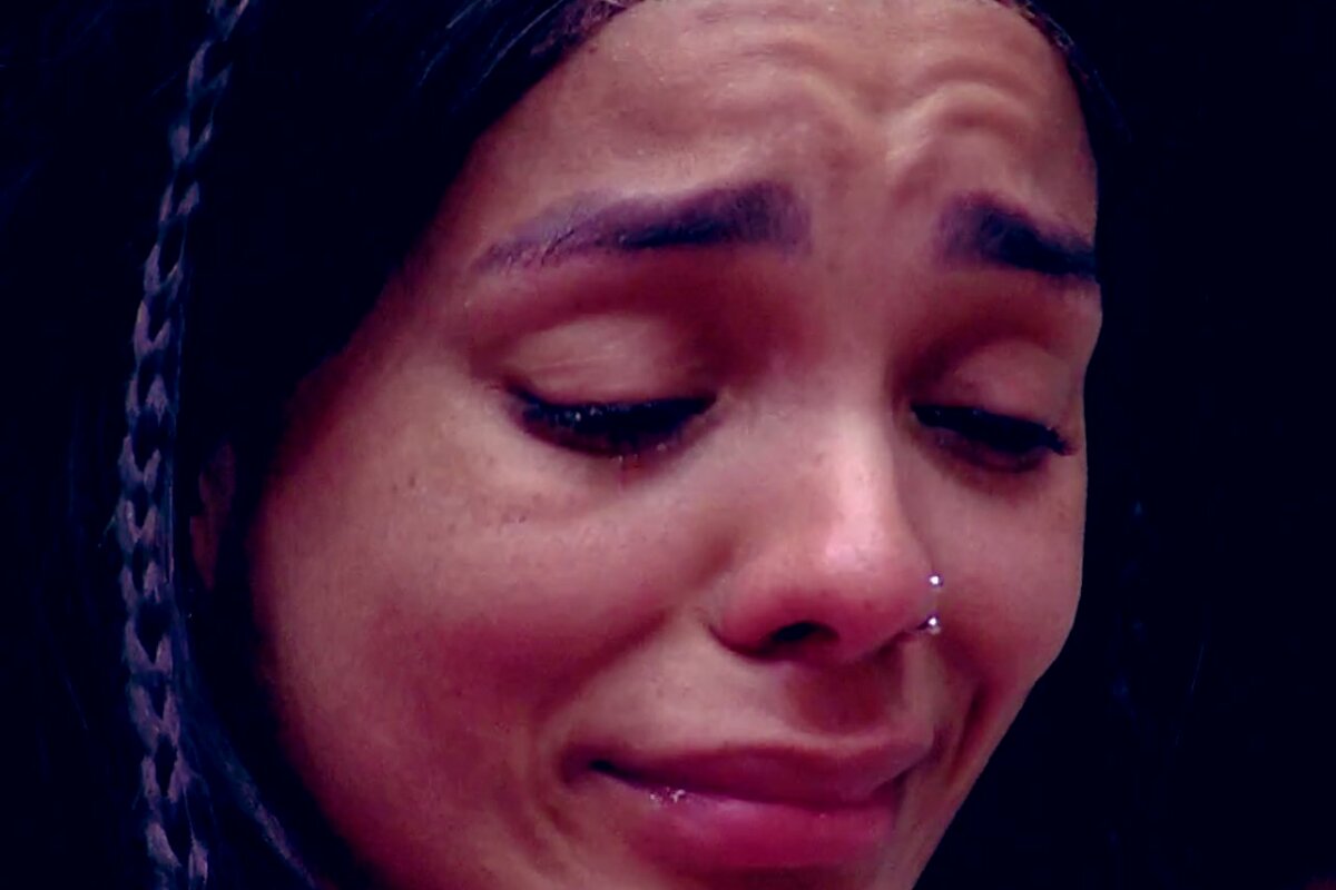Brunna Gonçalves chorando