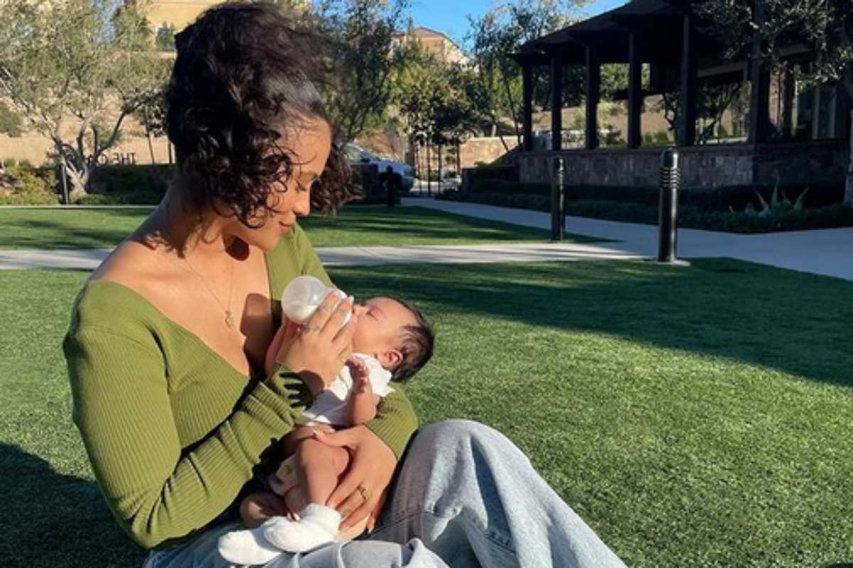 Diamond Brown dando mamadeira à bebê