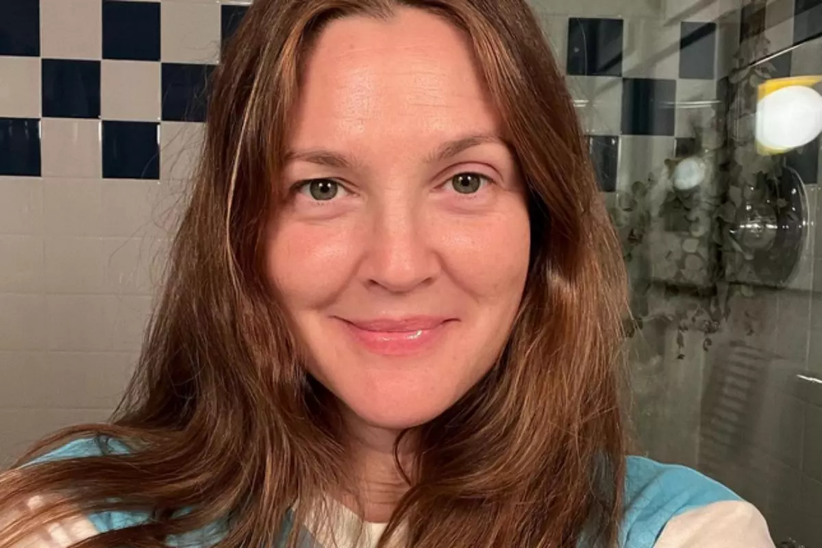 Drew Barrymore faz selfie no banheiro