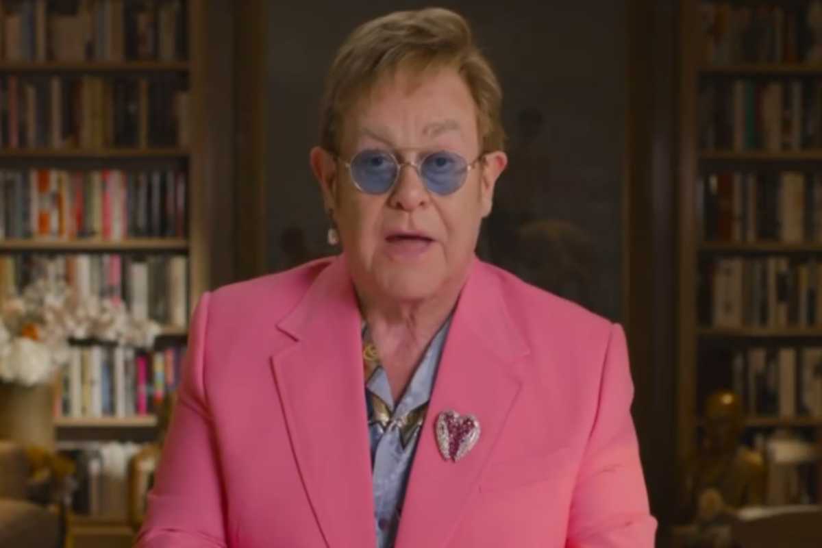 Elton John de terno rosa