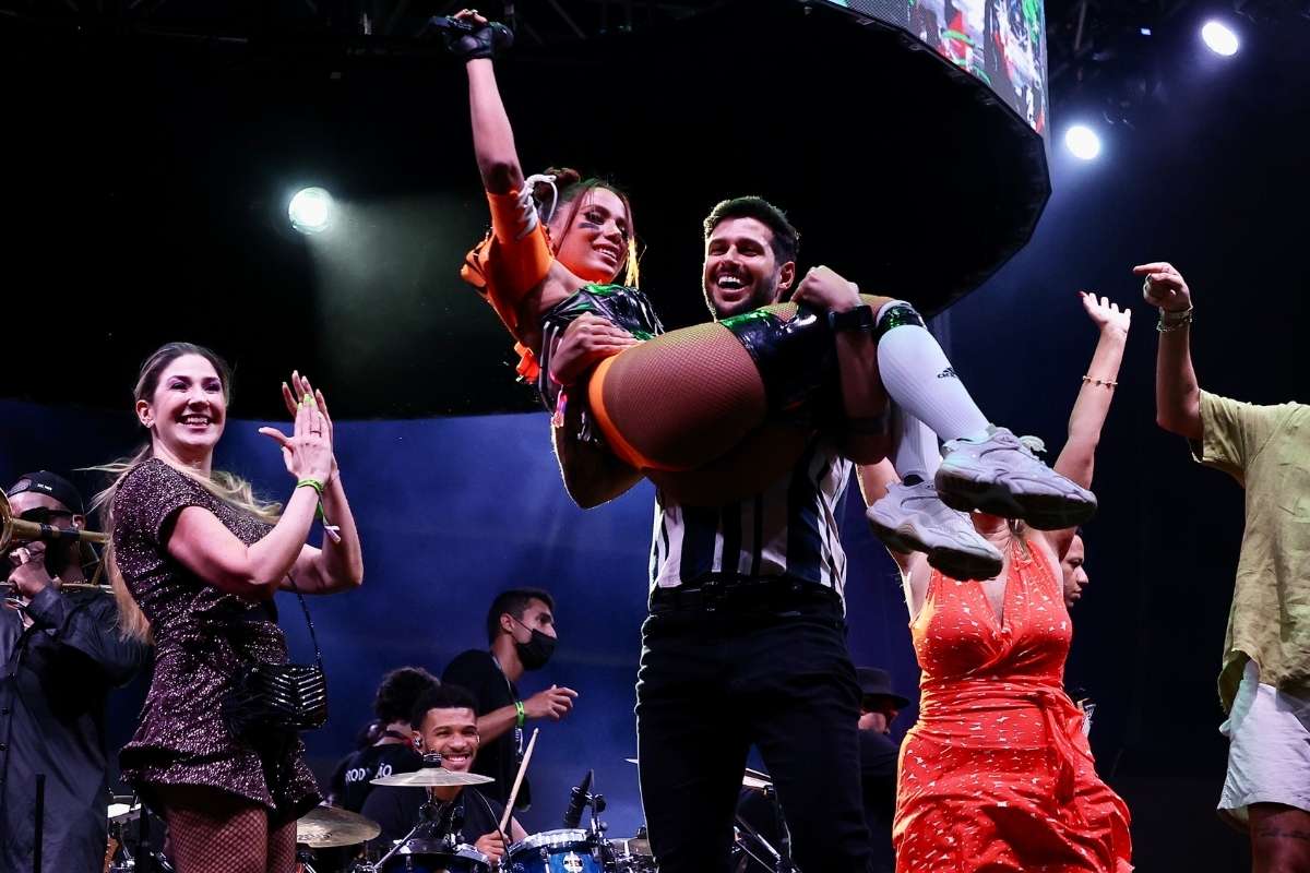 Anitta agitou a Arena Carnaval SP com uma plateia recheada de famosos, entre eles, seu ex-crush de BBB22, Rodrigo Mussi