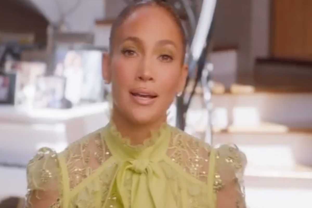 Jennifer Lopez de vestido amarelo