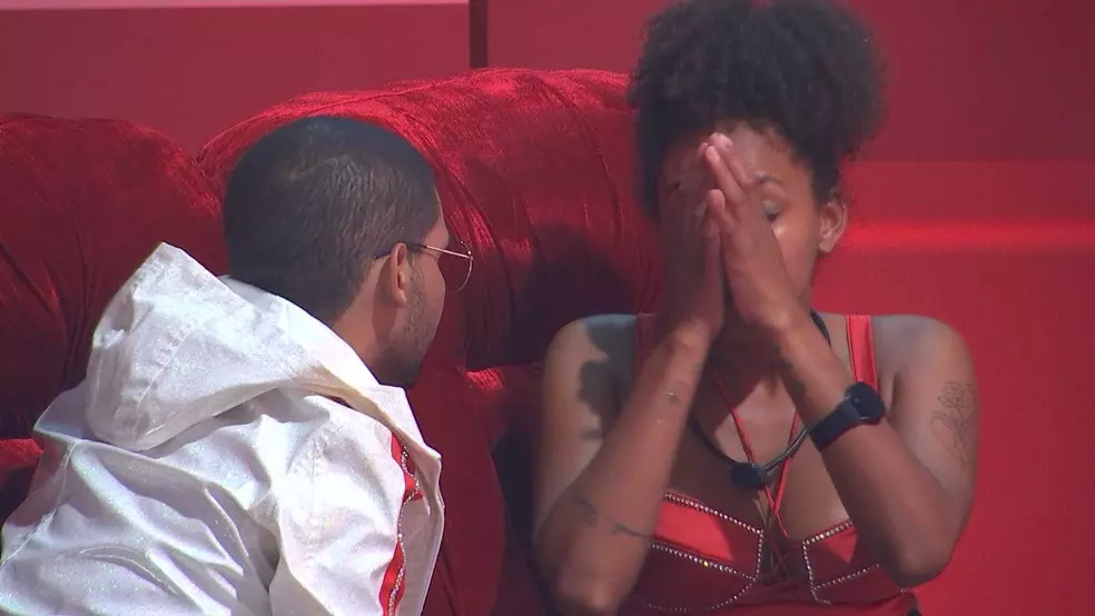 Jessilane chorando com as mãos no rosto e sendo consolada por Vinícius